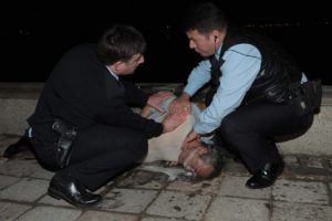 Kavga eden iki arkadaş denize d&uuml;şt&uuml;