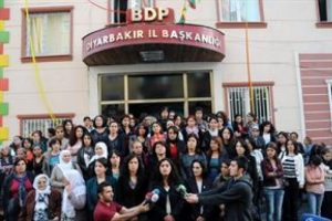 "Birileri K&uuml;rt-T&uuml;rk &ccedil;atışması &ccedil;ıkarmaya &ccedil;alışıyor"