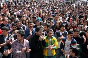 Arkadaşlarının &ouml;ld&uuml;ğ&uuml; yolu ulaşıma kapattılar
