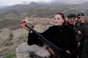 Candan Er&ccedil;etin'den namluya &ccedil;i&ccedil;ek