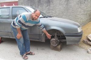 Ceyhan'da ara&ccedil; lastiklerini kestiler
