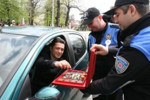 Trafik polisinden ceza yerine &ccedil;ikolata