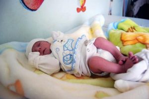 Terkedilen bebeğe 'barış' adını koydular
