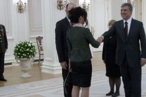 B&uuml;y&uuml;kel&ccedil;i eşinden T&uuml;rk&ccedil;e jest