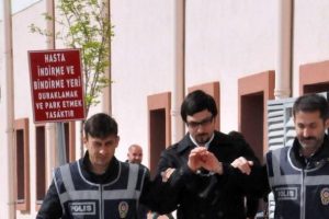 &Ccedil;aldığı eşyayla evini d&ouml;şemiş