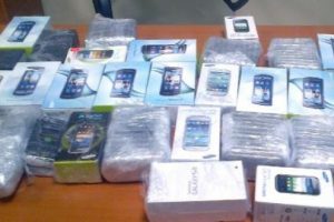 Havalimanında ka&ccedil;ak cep telefonu operasyonu