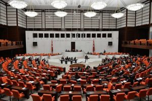 Kadın milletvekilleri pantolon giyebilecek