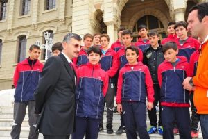 İneg&ouml;l futbolcularından Bektaş'a ziyaret