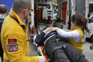 Kamyonetle motosiklet &ccedil;arpıştı