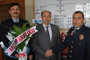 Zabıtadan polise &ccedil;i&ccedil;ekli kutlama