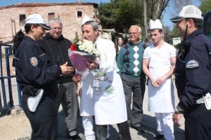 G&ouml;rev başındaki polis memuruna &ccedil;i&ccedil;ek ve tatlı