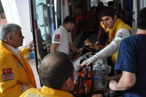 Ambulans devrildi: 5 yaralı