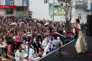 Candan Er&ccedil;etin Tuncelileri coşturdu