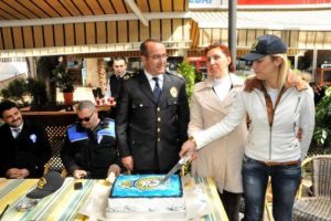 Gazetecilerden polislere s&uuml;rpriz kutlama