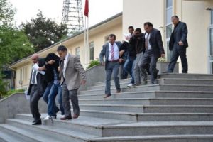 &Ccedil;aldılar, ka&ccedil;amadan yakalandılar
