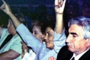 Karısından korunacak