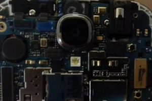 Samsung Galaxy S4 par&ccedil;alarına ayrıldı!