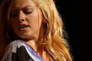 Hadise konseri ilgi g&ouml;rmeyince sinirlendi