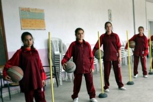 Salon yerine koridorda antrenman yapıyorlar