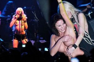 Taylor Momsen, g&ouml;ğ&uuml;slerini g&ouml;sterdi