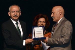 Kılı&ccedil;daroğlu, Sarıg&uuml;l'e plaket verecekti ama...