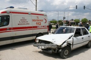 Kamyonetle otomobil &ccedil;arpıştı