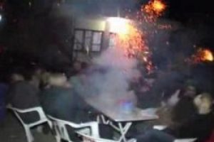 Osmaniye'de havai fişek masaya d&uuml;şt&uuml;