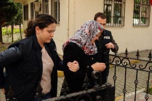 Tartıştığı eşini bı&ccedil;aklayarak &ouml;ld&uuml;rd&uuml;