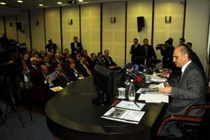 &Ccedil;imento fabrikasına karşı &ccedil;ıktılar, Bakan'ı kızdırdılar