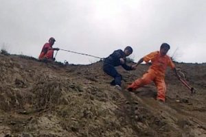 Kayalıkta mahsur kalan &ccedil;ocuklar kurtarıldı