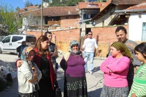 Sevgi eli, evi yanan aileye yardım etti