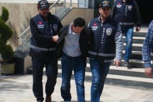 Annesini &ouml;ld&uuml;rmekten tutuklandı