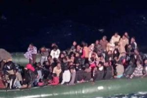 &Ouml;l&uuml;mle pen&ccedil;eleşen m&uuml;ltecileri T&uuml;rk denizcileri kurtardı