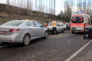 Minib&uuml;s beklerken kaymakamın makam otomobili &ccedil;arptı