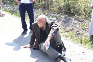 Minib&uuml;s bisiklete &ccedil;arptı: 1 yaralı