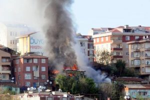 Ey&uuml;p'te korkutan gecekondu yangını
