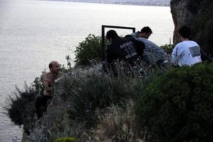 Polis kelep&ccedil;eyi taktı, &ouml;l&uuml;mden kurtardı