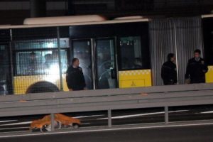 Metrob&uuml;s yoluna girdi canından oldu