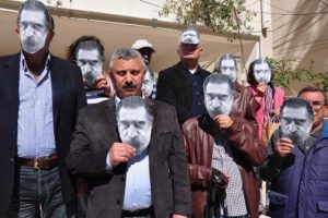 Can Y&uuml;cel maskeli protesto