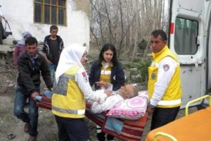 Yaşlı &ccedil;iftin yardımına g&ouml;n&uuml;l el&ccedil;ileri yetişti