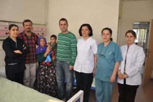 K&uuml;&ccedil;&uuml;k İzzet'in boğazına yapışan pil ameliyatla &ccedil;ıkartıldı