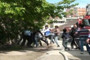Bir yanda yangın, diğer yanda kavga