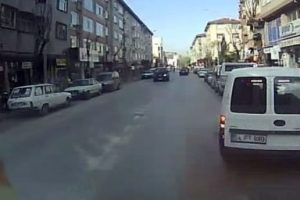 Kaza anı minib&uuml;s kamerasında!