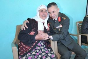 Komutanlardan şehit annesine ziyaret