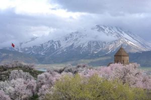 Akdamar Adası beyaza b&uuml;r&uuml;nd&uuml;