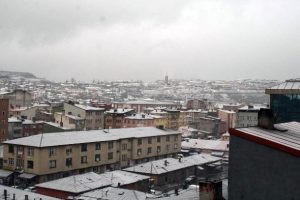 Kars'ta dolu ve kar etkili oldu