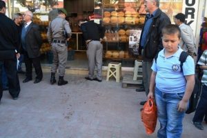 Boşandığı eşini &ccedil;ocuğunun yanında vurdu