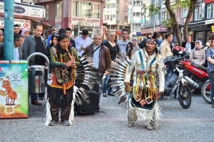 Kızılderililer sokaklarda dans etti