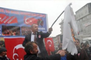 &Ouml;calan'ın posterini yakamayınca!
