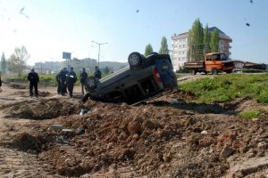 Otomobil takla atıp ters d&ouml;nd&uuml;